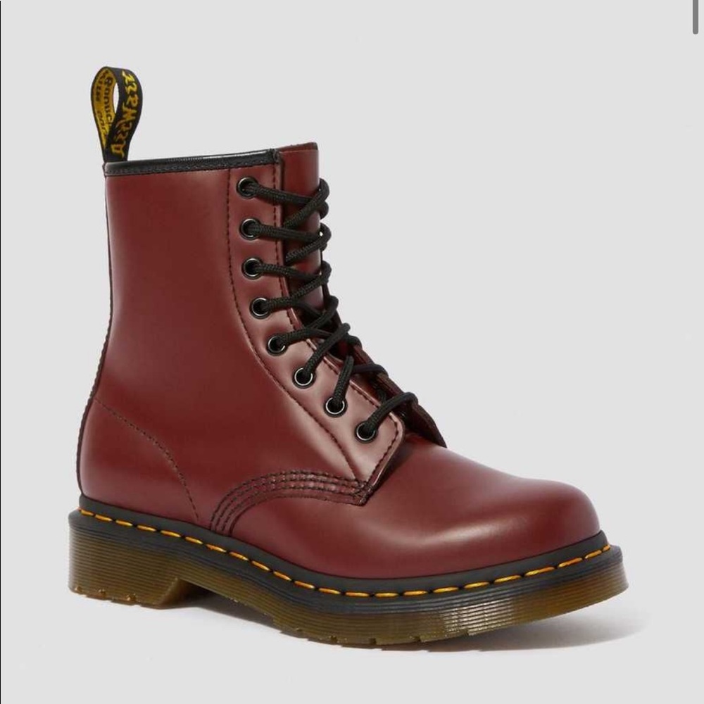 EUC Dr. Marten Smooth Leather Lace Up Boots